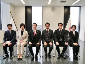 市長、副市長、教育長と新規採用職員との記念撮影