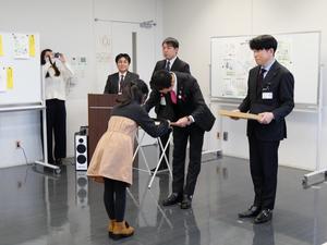 賞状を授与する市長