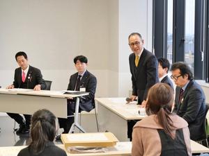 受賞した子供達にメッセージを伝える清水校長先生