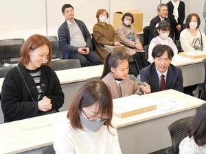 作品への思いや受賞した感想を話す子供達