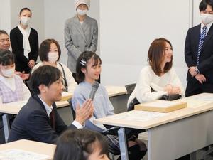 作品への思いや受賞した感想を話す子供達