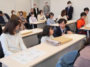 作品への思いや受賞した感想を話す子供達