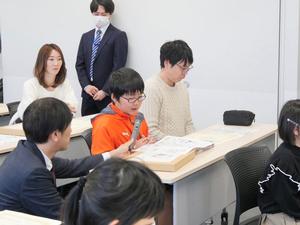 作品への思いや受賞した感想を話す子供達