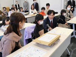 作品への思いや受賞した感想を話す子供達