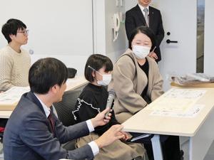 作品への思いや受賞した感想を話す子供達