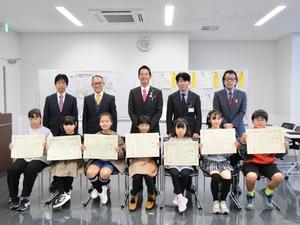 市長や校長先生らと受賞した子供達との記念撮影