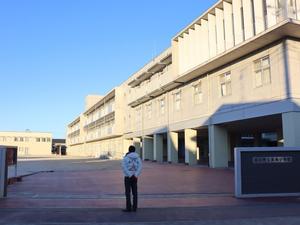 早朝の美南小学校の校門に立つ市長