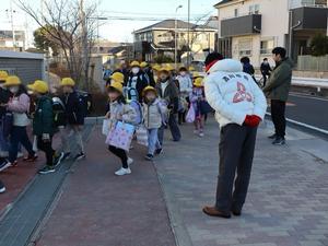 登校する児童に挨拶をする市長