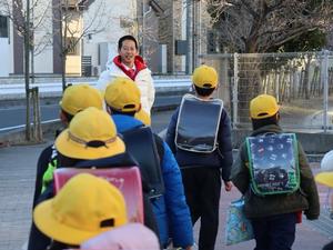 登校する児童に挨拶をする市長
