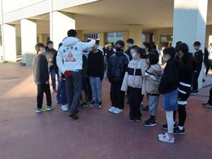 挨拶運動を終え、児童と話をする市長
