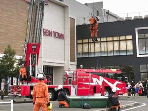 はしご車による訓練を実施する消防隊員