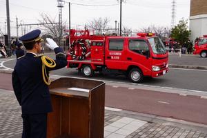 消防団車両を見送る市長