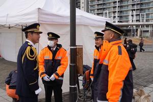 消防団員の方々とお話をする市長