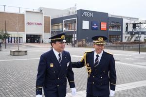 黒田消防長に声をかける市長