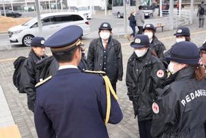 レッドエンジェルスの皆さんとお話をする市長