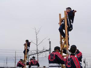 はしご登りを披露する少年消防クラブ