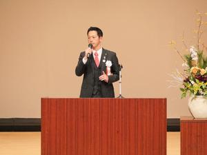 壇上で祝辞を述べる市長