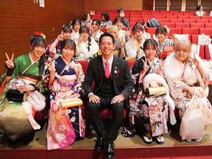 会場にいる成人たちと記念撮影