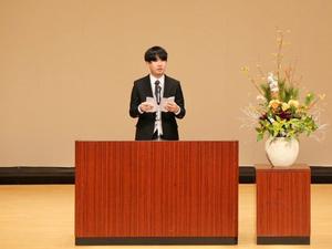 壇上で挨拶を述べる実行委員長