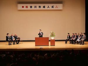 壇上で祝辞を述べる市長