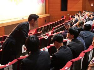 会場の成人に声をかける市長