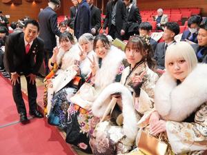 会場にいる成人たちと記念撮影