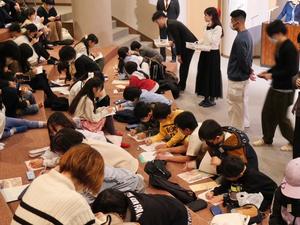 10年後の自分に向けて一生懸命に手紙を書く子供達
