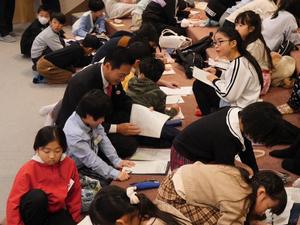 10年後の自分に向けて一生懸命に手紙を書く子供達