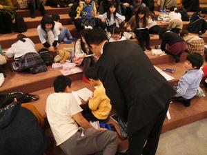 10年後の自分に向けて手紙を書く子供達に声をかける市長