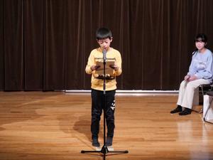壇上で手紙を読む児童