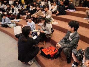 将来の夢についてインタビューに答える児童