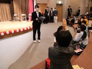 将来の夢について手を挙げて発表する児童