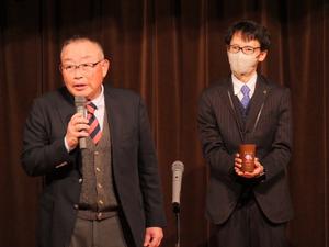 コーワプラス塩入社長が挨拶をする様子