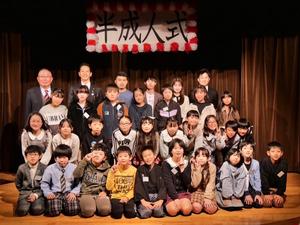 市長と塩入社長と参加児童全員による記念撮影