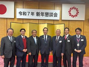 大野知事、八潮市長、越谷市長、松伏町長、三郷市長、春日部市長と記念撮影する中原市長