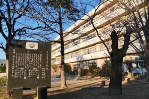 校門から見る栄小学校の校舎