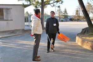 校長先生と話をする市長