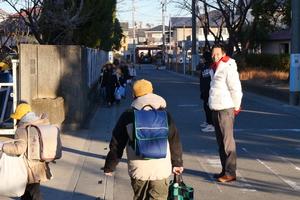 児童に挨拶をする市長