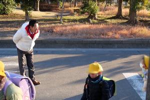 児童に挨拶をする市長