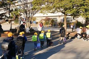 児童に挨拶をする市長
