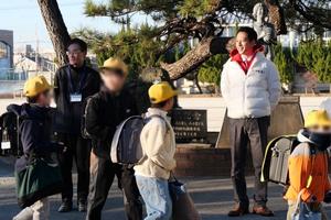児童に挨拶をする市長