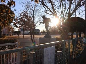 朝日に照らされる二宮金次郎像