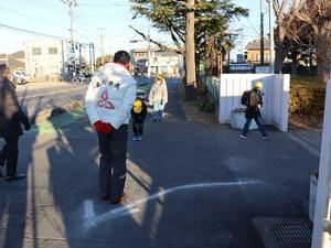 市長の挨拶に立ち止まって深々と頭を下げて挨拶をする児童
