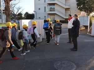 登校する児童に挨拶をする市長