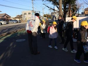 登校する児童に挨拶をする市長