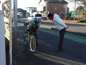 児童の登校を見守っていただいている地域の方に挨拶をする市長