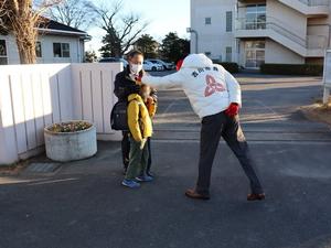 児童の頭を撫でて挨拶をする市長