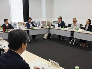 会議で議論する様子