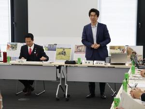 会議の冒頭、挨拶をする近藤会長