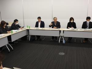 シニア2丁目の浅野氏が発言する様子